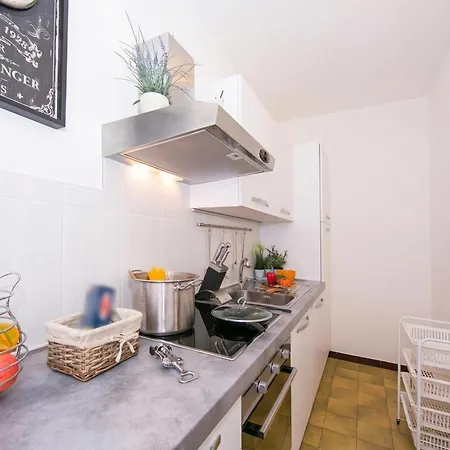 Kiki House For 4 With Balcony & Lift - Happy Appartement *